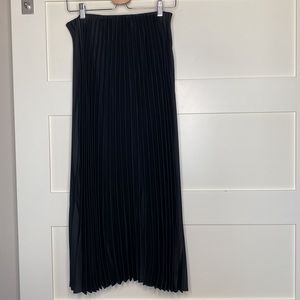 Alice + Olivia Pleated Midi Skirt Size Small / 4 Great Condition! Stretch waist
